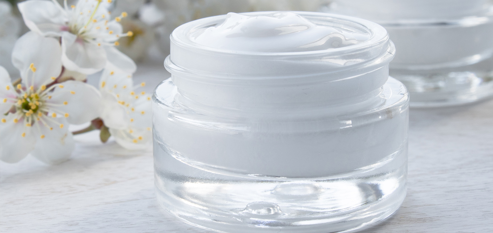 <h3>รับผลิตครีมและเครื่องสำอางทุกประเภท<br></h3>